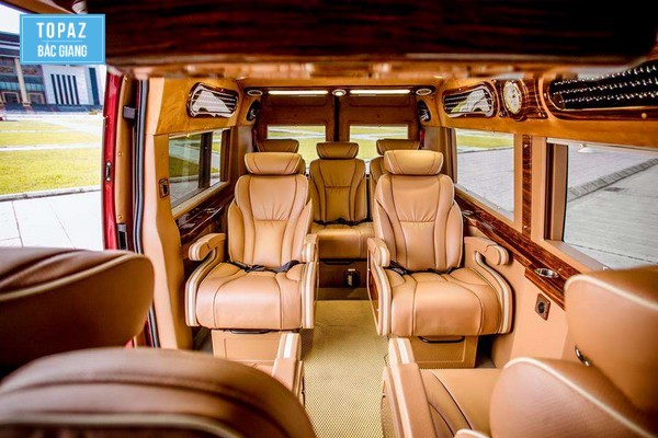 Xe limousine cung cấp không gian nội thất rộng rãi, cho phép hành khách thư giãn, ngồi thẳng